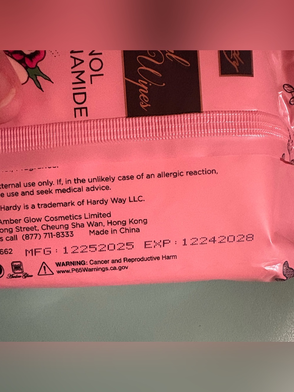 Ed Hardy Pink Retinol & Niacinamide Facial Cleansing Wipes - Picture 4 of 4